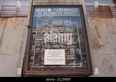 schild am hebräischen Tabernakel der Reform der jüdischen Synagoge von Washington Heights, die darauf hinweist, dass sie wegen des Coronavirus oder der Pandemie von Covid-19 geschlossen sind Stockfoto