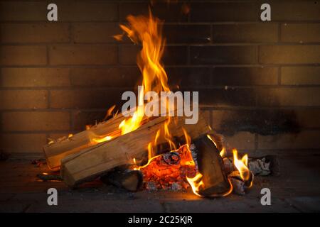 Nahaufnahme von brennenden Holz in den Kamin. Stockfoto