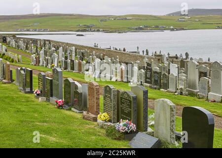 Friedhof auf einem Hügel mit Blick auf die Nordsee in Lerwick auf den Shetland Inseln, Schottland, Großbritannien. Stockfoto