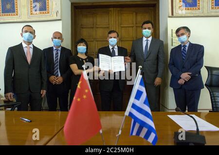 Athen, Griechenland. Juni 2020. Der chinesische Botschafter in Griechenland, Zhang Qiyue (3. L), der griechische Gesundheitsminister Vassilis Kikilias (2. R), Und Meletios Athanasios Dimopoulos (3. R), Rektor der Nationalen und Kapodistrian Universität Athen (NKUA), posieren für ein Gruppenfoto bei einer Online-Unterzeichnungszeremonie für einen Spendenvertrag in Athen, Griechenland, am 16. Juni 2020. Die chinesische Mammoth Foundation hat Griechenland wichtige Laborgeräte für COVID-19 zur Unterstützung des Landes bei der Bekämpfung der Pandemie gespendet. Quelle: Marios Lolos/Xinhua/Alamy Live News Stockfoto