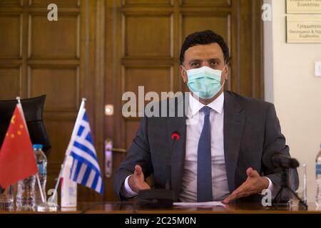 Athen, Griechenland. Juni 2020. Der griechische Gesundheitsminister Vassilis Kikilias spricht am 16. Juni 2020 bei einer Online-Unterzeichnungszeremonie für einen Spendenvertrag in Athen, Griechenland. Die chinesische Mammoth Foundation hat Griechenland wichtige Laborgeräte für COVID-19 zur Unterstützung des Landes bei der Bekämpfung der Pandemie gespendet. Quelle: Marios Lolos/Xinhua/Alamy Live News Stockfoto