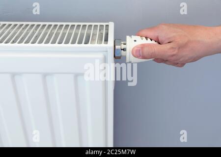 Von Hand einstellbares Thermostatventil des Heizkörpers in einem Raum. Stockfoto