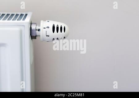 Heizkörper mit Temperaturregler in Nahaufnahme Stockfoto
