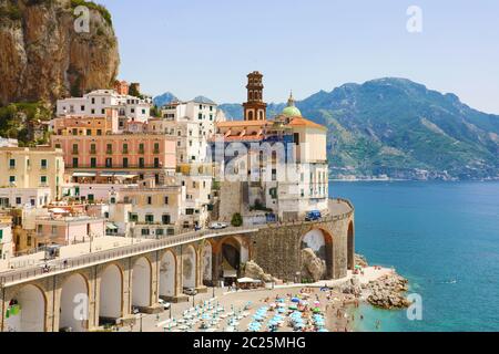 Atrani atemberaubende Dorf überragt das Meer Küste von Amalfi, Italien Stockfoto