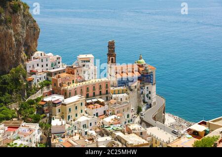 Schöne Luftaufnahme von Atrani Dorf zwischen grünen Zweigen und Cliff Felsen, Küste von Amalfi, Italien Stockfoto