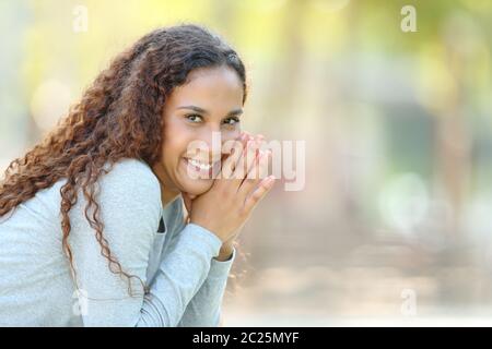 Portrait Of Happy gemischten Rasse Frau posiert an der Kamera in einem Park suchen Stockfoto