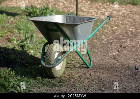 Bügeleisen Trolley für das manuelle Verschieben von Baustoffen im Garten und in den Hinterhof Stockfoto