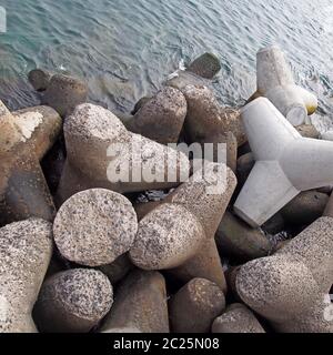 Betontetrapoden für die Küstenverteidigung, die ein Wellenbrecher gegen das Meer Stockfoto