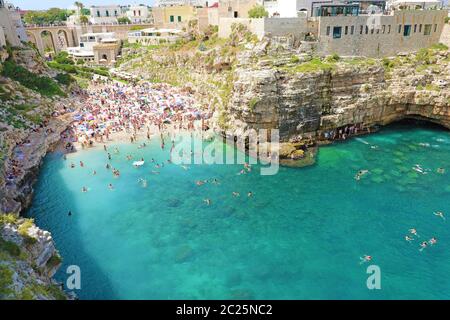 POLIGNANO A MARE, ITALIEN - Juli 28, 2019: schöne Antenne Panoramablick von Polignano a Mare, Italien Stockfoto