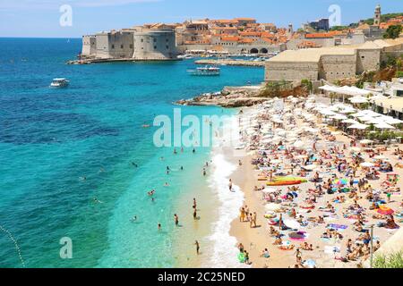 DUBROVNIK, KROATIEN - 12. JULI 2019: Luftbild der Altstadt von Dubrovnik und der Strand Banje, Adria Stockfoto