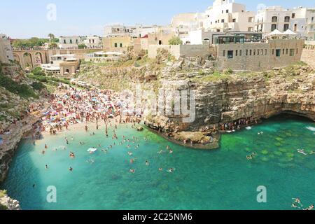 POLIGNANO A MARE, ITALIEN - Juli 28, 2019: schöne Antenne Panoramablick von Polignano a Mare, Italien Stockfoto