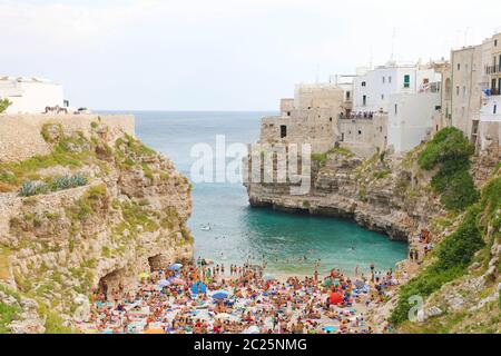 POLIGNANO A MARE, ITALIEN - Juli 28, 2019: wunderschöne Aussicht in Polignano a Mare, Italien Stockfoto