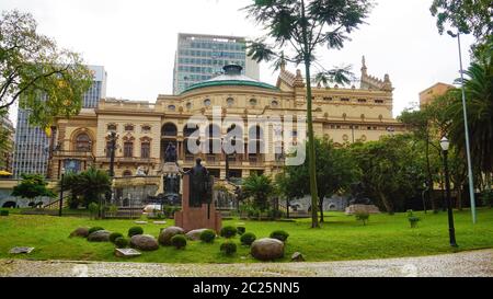 Stadttheater von São Paulo (Theatro Municipal de São Paulo) Blick von Ramos de Azevedo Square in einem Tag geregnet, Brasilien Stockfoto