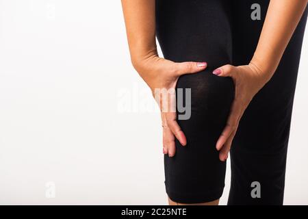 Nahaufnahme junge Frau Schmerzen, Schmerzen Knie leiden und sie verwendet Handgelenk halten Knie Agonie, Studio Schuss isoliert auf weißem Hintergrund Rheuma Gesundheit Stockfoto