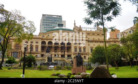 Stadttheater von São Paulo (Theatro Municipal de São Paulo) Blick von Ramos de Azevedo Square in einem Tag geregnet, Brasilien Stockfoto