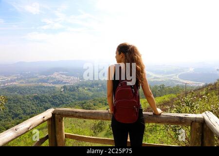 Wanderer mit Rucksack genießen Aussicht von jaragua Peak, Sao Paulo, Brasilien Stockfoto