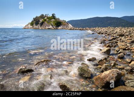 Mt Baker Washington State USA. Der Strand in Point Roberts, Washington State, mit Blick auf die Georgia Strait. USA. Stockfoto