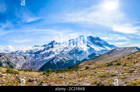 Ein Blick vom 1. Burroughs Mountain Trail in Richtung Rainier und 2. Burroughs Mountains, Mount Rainier National Park, Washington, USA. Stockfoto