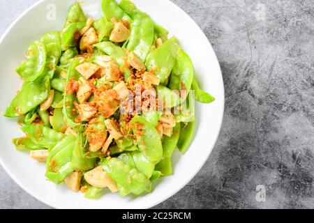 Rühren Sie frittige Schneeerbsen mit vietnamesischen gegrillten Schweinefleisch Wurst Stockfoto