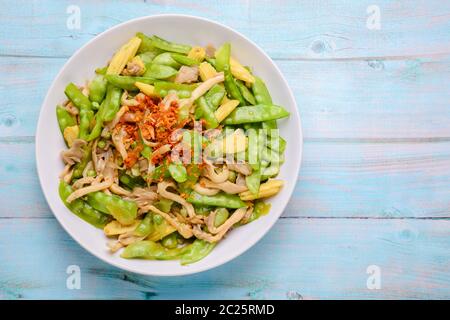 Pfannengerichte Zuckerschoten mit Mais und Pilzen Stockfoto