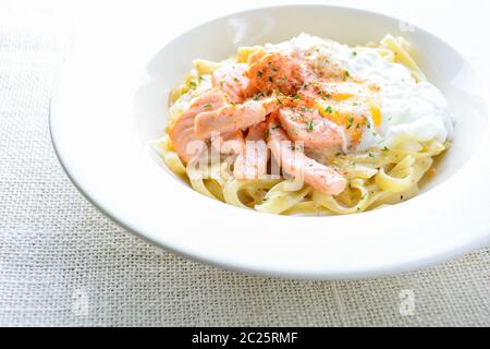 Fettucine mit Lachs, Ei und Parmesan Stockfoto