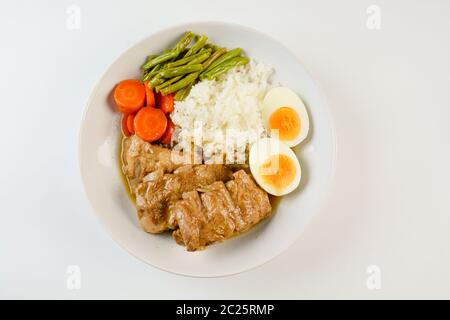 Gebackene Schweineribs mit Reis, gekochtes Ei Stockfoto