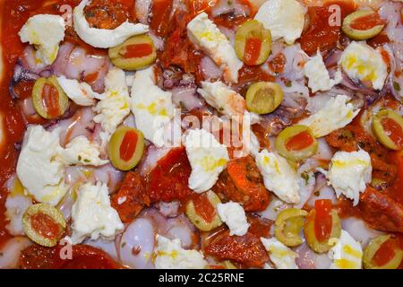 Italienische Lebensmittel ungekocht Belag auf rohem Teig. Hausgemachte Pizza ist eine Möglichkeit, übrig gebliebene Gemüse Stücke von Fleisch oder Fisch, die zerkleinert werden können. Stockfoto