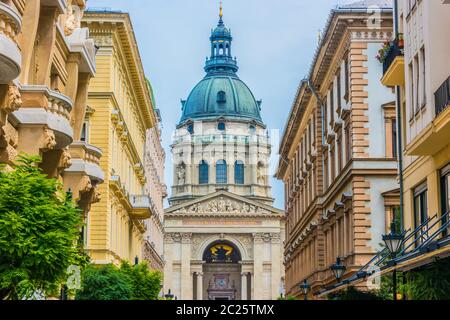 Architektur von Zrinyi utca mit St. Stephans Basilika in Budapest, Ungarn Stockfoto