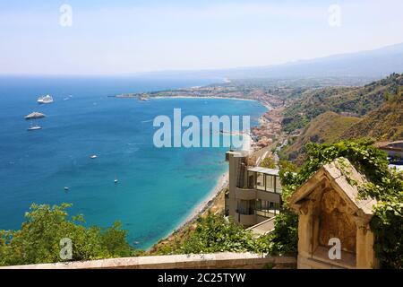 Panoramablick auf das Luftbild von Taormina in Sizilien, Italien Stockfoto