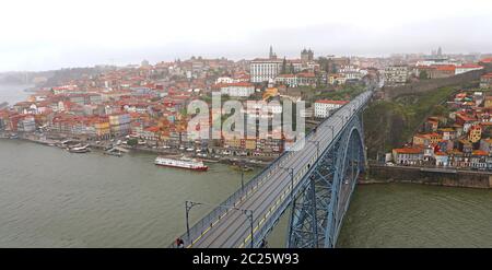 Panoramablick auf das Luftbild von Dom Luis Brücke in Porto in einem schönen, Portugal Stockfoto