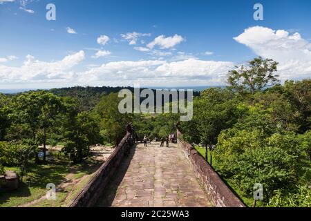 Blick auf den Approarch und Thailand, vom Preah Vihear Tempel, Gopura i (1. Tor), Hindu-Tempel des alten Khmer-Reiches, Kambodscha, Südostasien, Asien Stockfoto