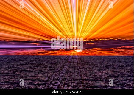 Ein farbenfroher Brillant von Sonnenstrahlen geht von hinten aus, dann von Wolken Stockfoto