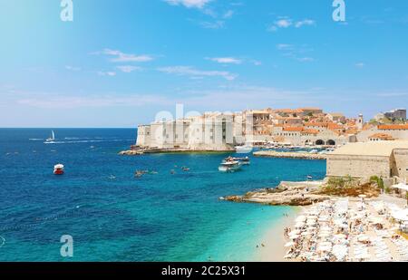 Herrlicher Panoramablick auf den alten Hafen von Dubrovnik mit mittelalterlichen Befestigungsanlagen am Adriatischen Meer und Strand Banje, Kroatien, Europa. Stockfoto