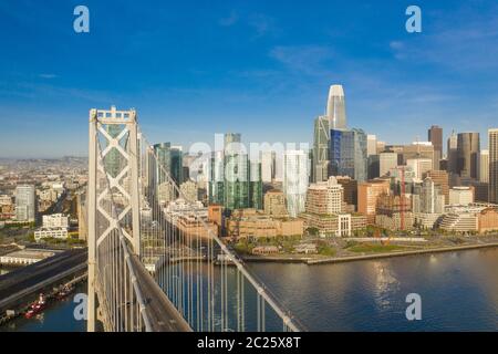 Luftaufnahme von San Francisco, Kalifornien, Skyline bei Sonnenaufgang. Viel Platz für Kopien in blauem Himmel. Bay Bridge im Vordergrund auf der linken Seite des Rahmens. Stockfoto