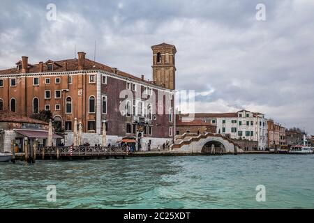 Blick von der Lagune auf die Fondamente Nove mit dem Turm der Kirche Santa Maria Assunta in Detta i Gesuiti, Venedig, Italien Stockfoto