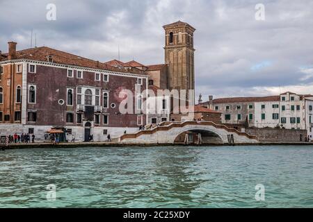 Blick von der Lagune auf die Fondamente Nove mit dem Turm der Kirche Santa Maria Assunta in Detta i Gesuiti, Venedig, Italien Stockfoto