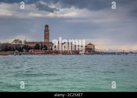 Blick von der Lagune auf die Fondamente Nove mit dem Turm der Kirche Santa Maria Assunta in Detta i Gesuiti, Venedig, Italien Stockfoto