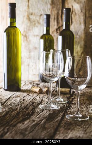 Wein. Glas Weißwein im Weinkeller. Alte Weißwein auf Holz. Stockfoto