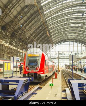 Personen Frankfurt Bahnhof Bahnhof Stockfoto