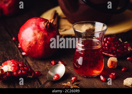 Früchte Tee in armudu Glas mit frischem Granatapfel und einige Gewürze Stockfoto