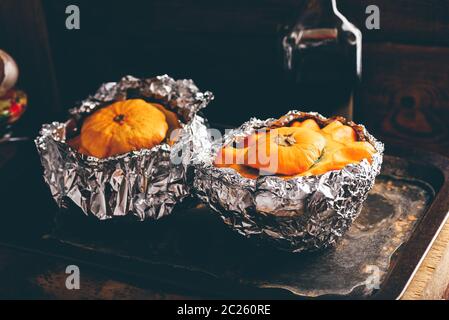 Zwei pattypan Squash gefüllt mit Hackfleisch auf Backblech Stockfoto