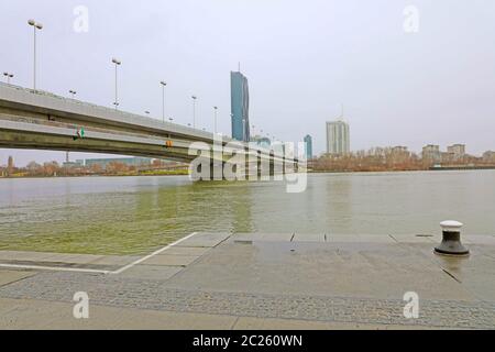 Wien, Österreich - 9. JANUAR 2019: Donau City oder Donaustadt, Wien, Österreich. Reichsbrücke Brücke mit Donau City, eine moderne Viertel wi Stockfoto