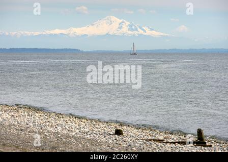 Mt Baker Washington State USA. Der Strand in Point Roberts, Washington State, mit Blick auf die Georgia Strait. USA. Stockfoto