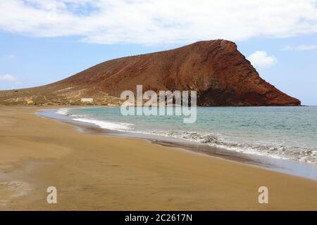 Playa de la Tejita Strand mit Montana Roja (Roter Berg) in Teneriffa, Kanarische Inseln Stockfoto