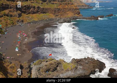 Playa de el Bollullo schwarzen vulkanischen Sand Strand in Teneriffa, Kanarische Inseln, Spanien Stockfoto