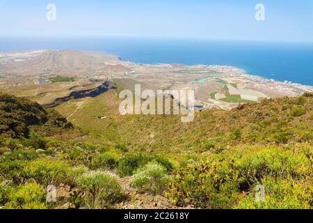 Panoramablick auf die Südküste von Teneriffa aus den Berg Macizo de Adeje Mountain Range. Stockfoto