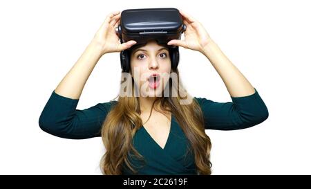 Bild von schockiert junge Frau in der virtuellen Realität Gerät über weißen Hintergrund. An der Kamera schauen. Stockfoto