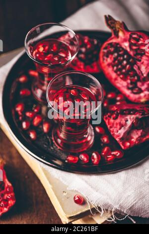 Aufnahmen von Granatapfel Cocktail auf Metall Fach Stockfoto