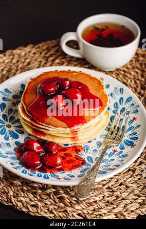 Stapel Pfannkuchen mit Marmelade auf Dogberry weiße Platte mit verzierten Stockfoto