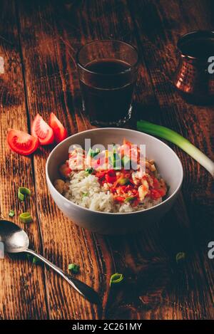 Rührei mit Tomaten, Lauch und weißer Reis. Türkischer Kaffee und geschnittene Zutaten. Stockfoto